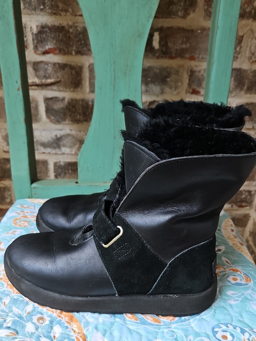 Ugg Isley Waterproof Women Short Black Leather Suede Winter Boots Size 7